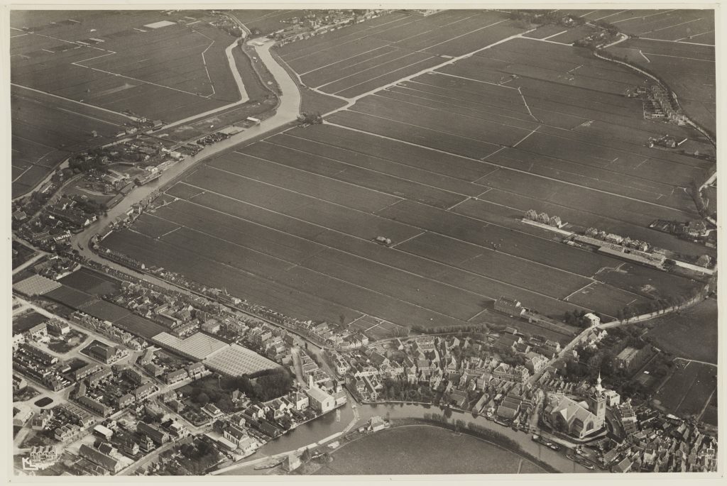 Overschie langs de Schie met rechts de weg naar Rotterdam waar de gevechten waren